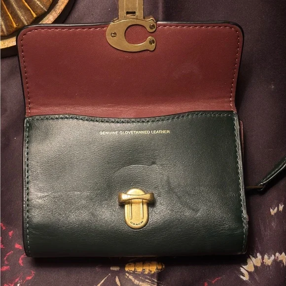 Coach Dark Green Leather Wallet with Gold Clasp - Picture 7 of 10